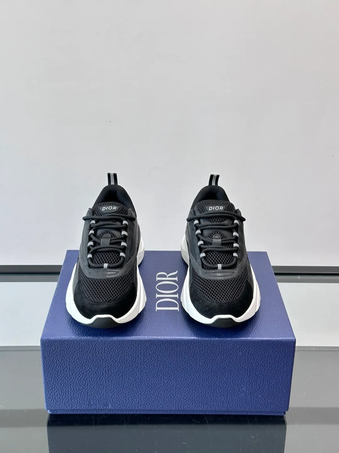Men's shoes 💰p520 "Dior" B22 retro jogging shoes, inspired by classic jogging shoes, low-top thick sole design, cow leather + mesh fabric splicing, perfect texture and breathable. The black and white engraved rubber sole has great grip and comfort, and is OK for daily wear or sports! There is an embossed "CD" logo on the side of the shoe, which is low-key and recognizable. Rich colors, black and white, gray and blue, etc., versatile and fashionable, loved by European and American hip-hop circles and bloggers, a must-have for trendy wear size: 39-44 (customized at 45.46)